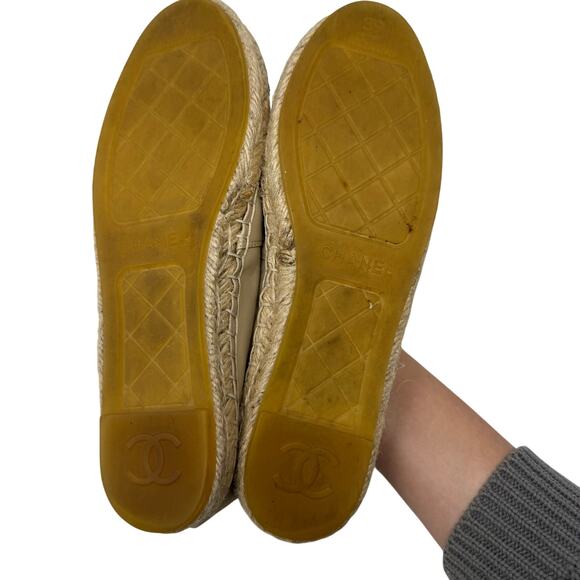 Chanel Beige Black Leather Cap Toe Espadrilles Size 39 Classic CC Logo Flats - Picture 8 of 12